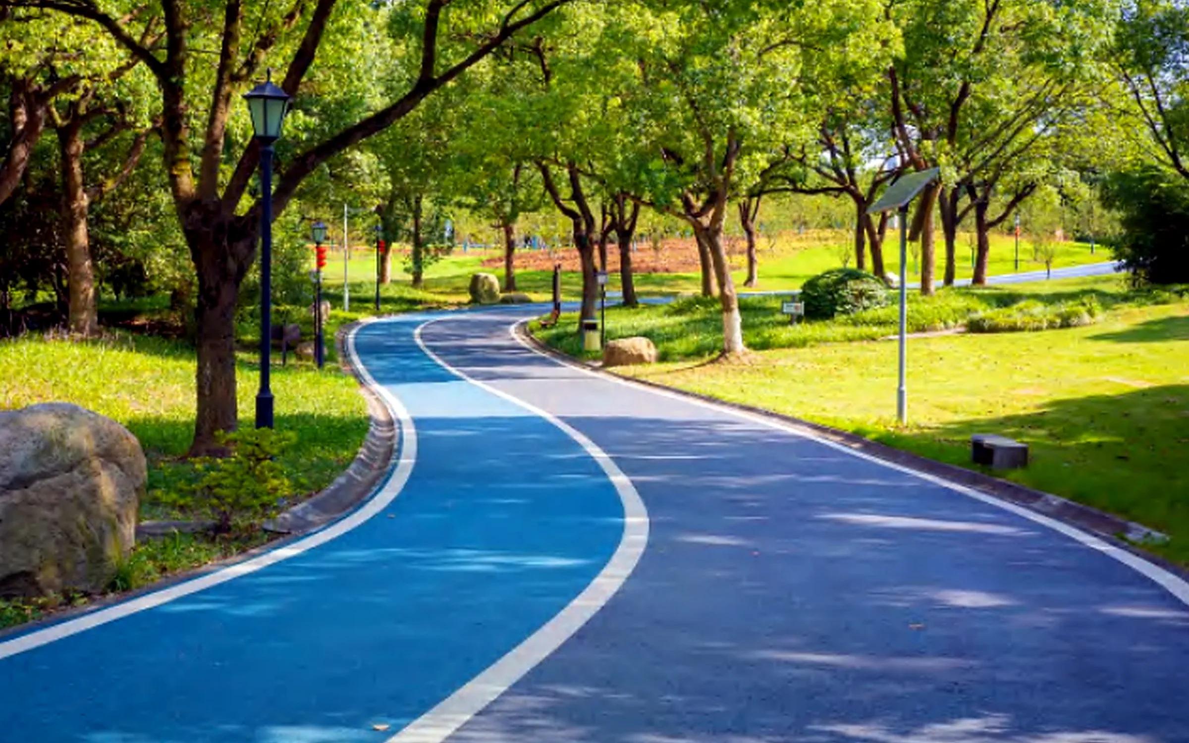High-resolution colored anti-slip outdoor road coating in a greenway